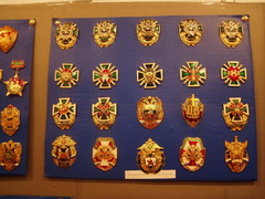 Кемеровский коллекционер значков проводит в Мысках выставку